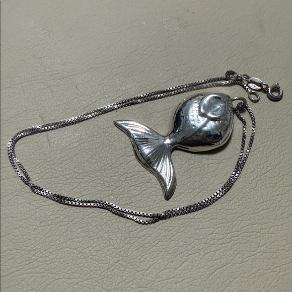 Beautiful Sterling Silver 925 Fish Pendant Necklace chain size 16’ - Picture 12 of 17